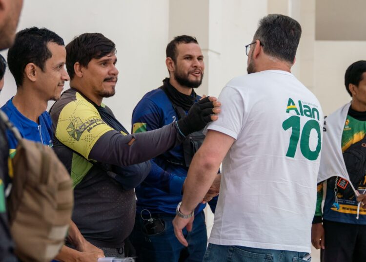 Alan Rick assina carta de compromissos com motociclistas de aplicativo durante reunião em Rio Branco