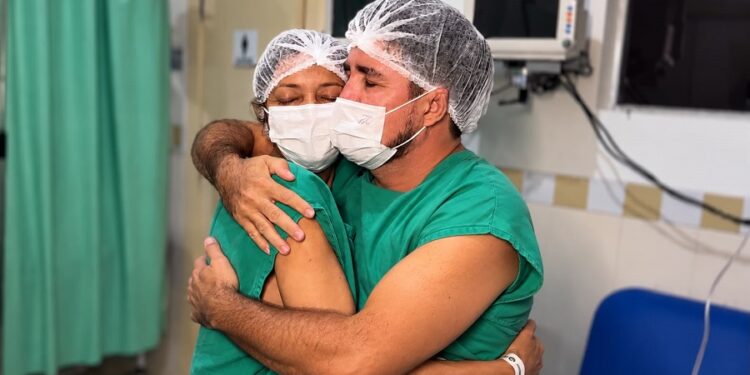 Homem doa rim para a esposa em segundo transplante intervivos do ano no Acre