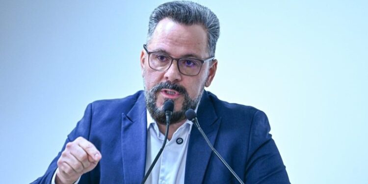 Alan Rick nega que pretende encerrar cursos a distância do Centro de Línguas e promete ampliação