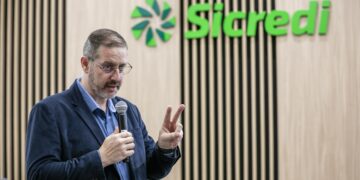 Presidente da Sicredi Pioneira destaca atuação nas enchentes e defende expansão do cooperativismo no Brasil