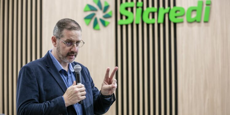 Presidente da Sicredi Pioneira destaca atuação nas enchentes e defende expansão do cooperativismo no Brasil