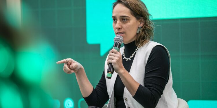 Educação financeira deve ir além das contas e estimular pensamento crítico, diz especialista sobre projeto no Acre
