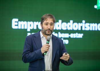 Autonomia financeira pode ajudar a reduzir vulnerabilidade de mulheres, diz diretor do Sicredi